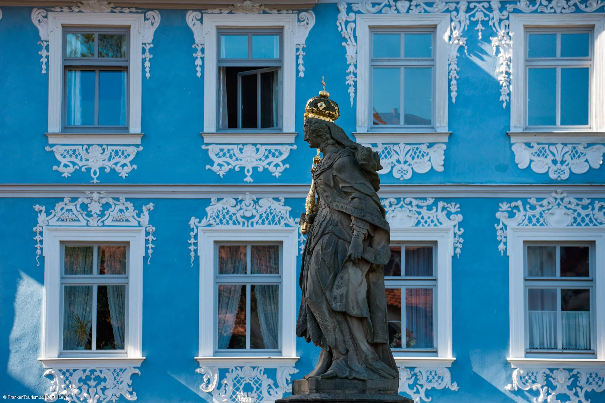Barockgebäude mit Brückenstatue