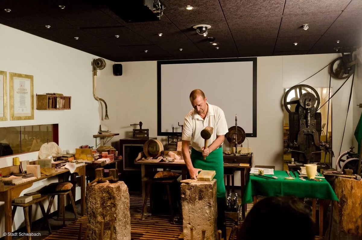 Aufnahmen der Goldbox und Goldschlägerschauwerkstatt mit Herrn Auer im Stadtmuseum Schwabac im März 2011.