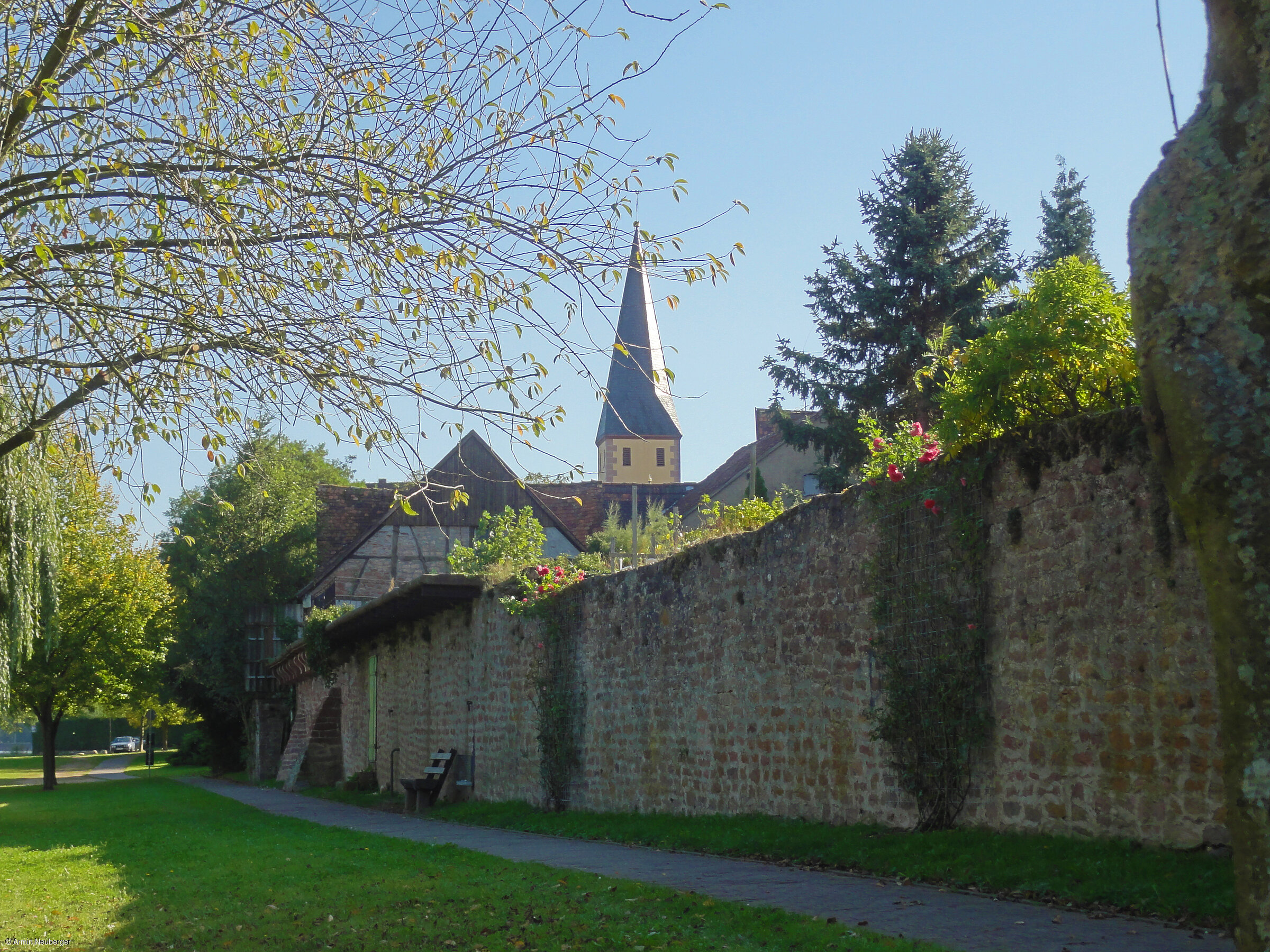 Ortsmauer mit Kirche (Kleinheubach, Spessart-Mainland)