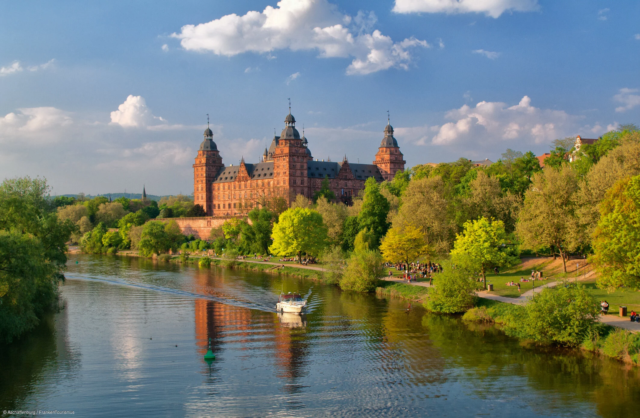 Aschaffenburg im Frühjahr von der Mainbrücke