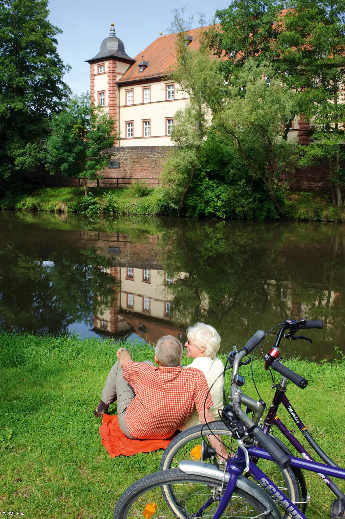 Radler vor dem Huttenschloss