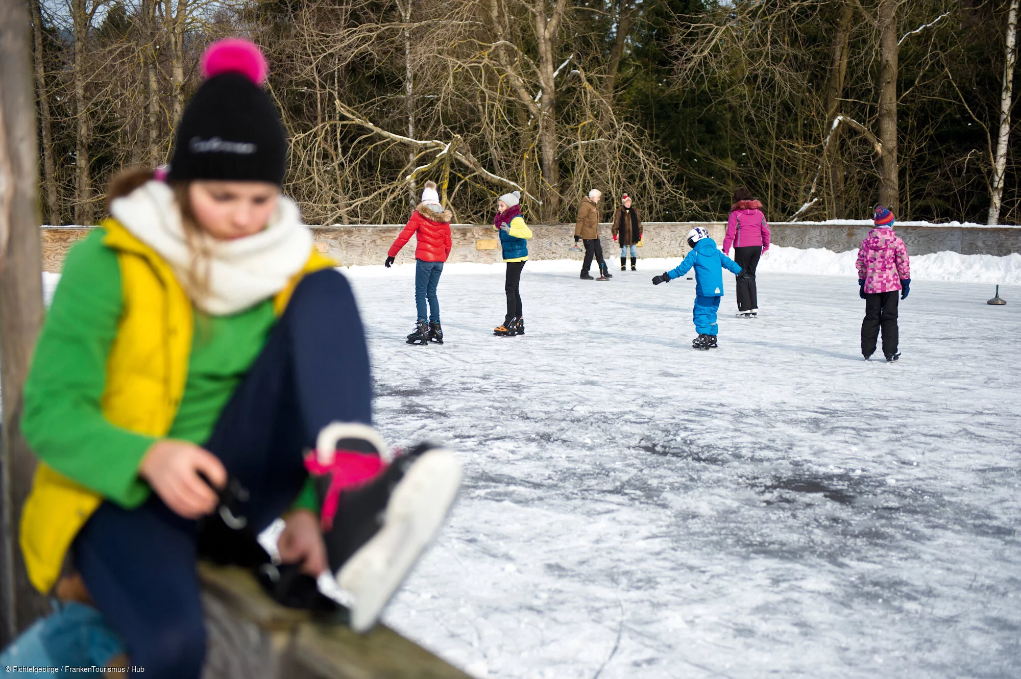 Schlittschuhlaufen am Eislaufplatz der Talstation Nord