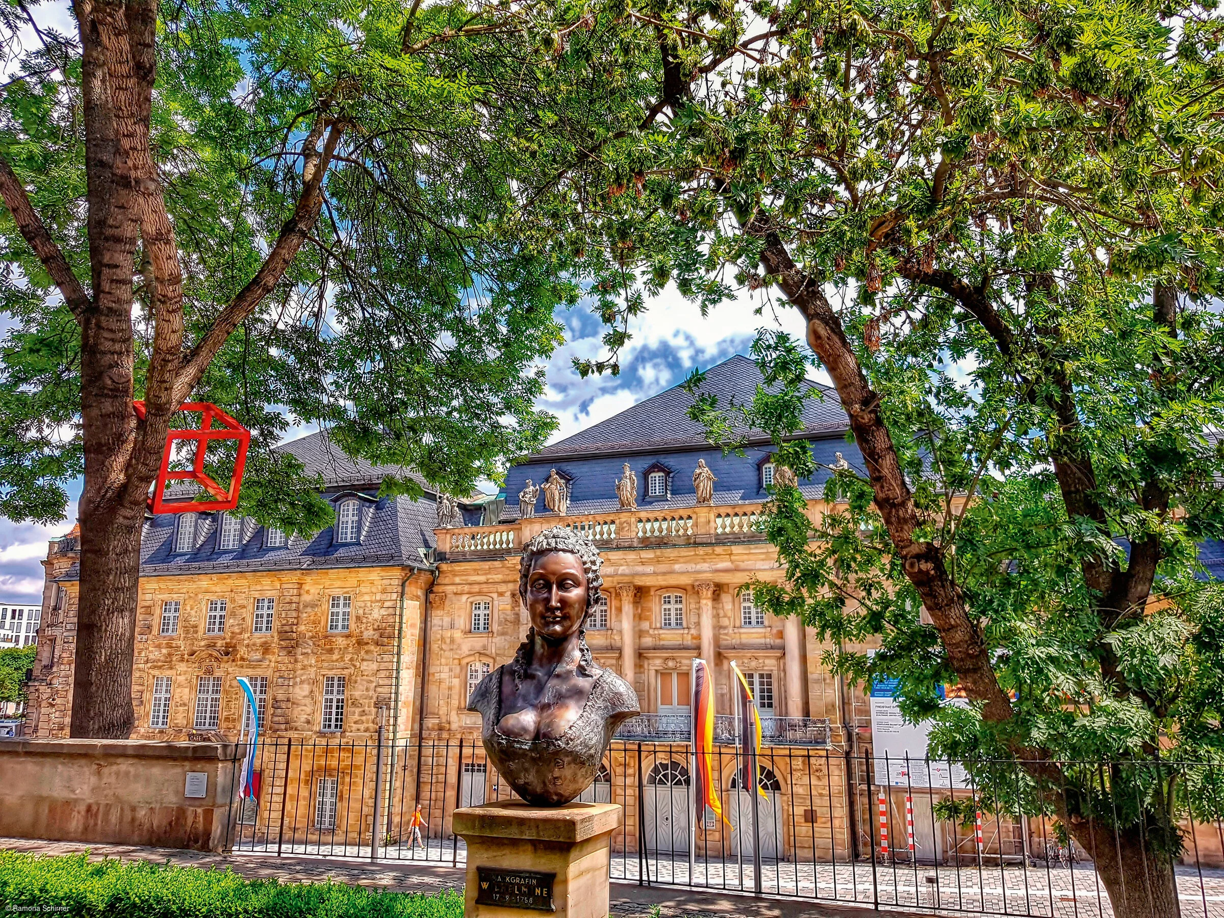 Büste der Wilhelmine vor dem Opernhaus