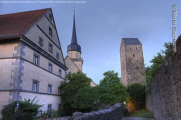Amtshaus, Pfarrkirche und Stadtmauer in Fladungen, Rhön, Unterfranken, Bayern, Deutschland