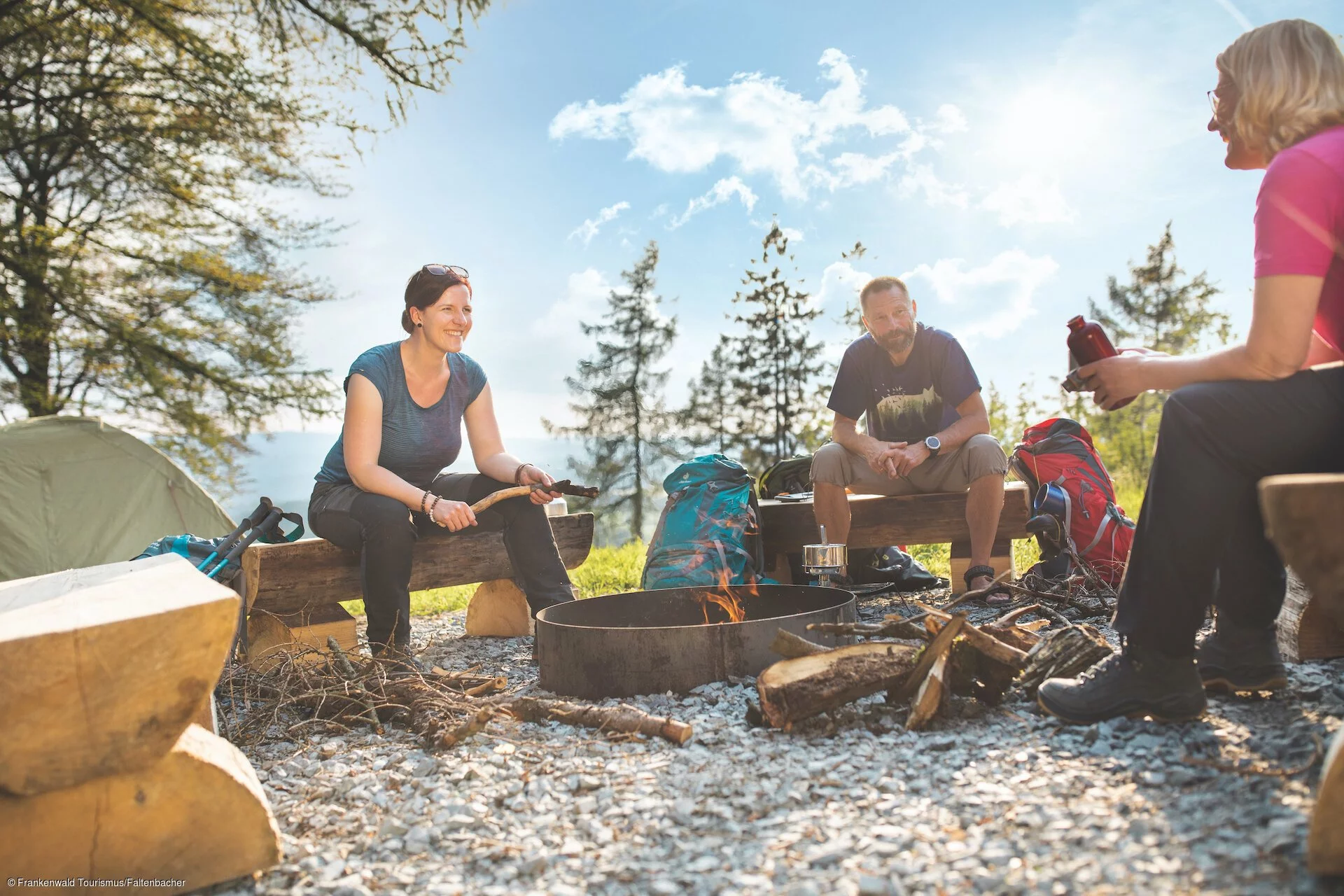 Pause am Feuer auf dem Trekkingplatz FRANKENWALD Döbraberg