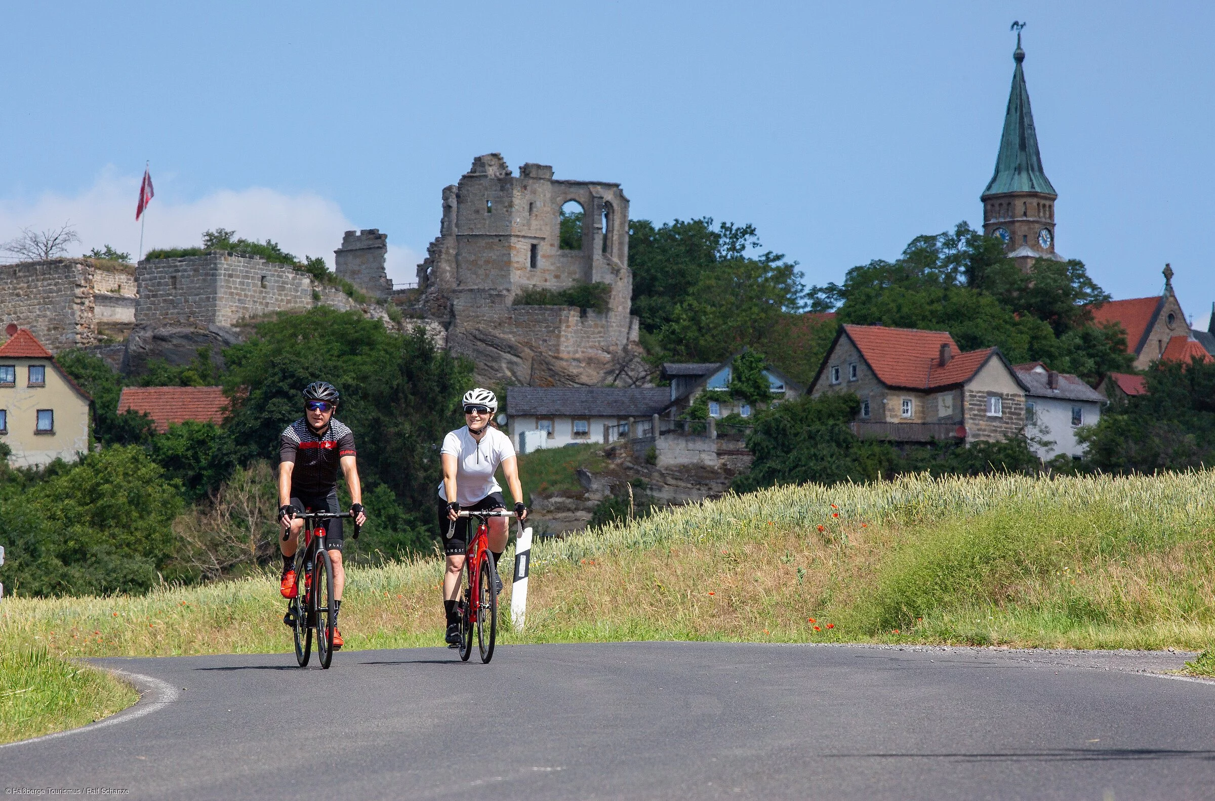 Radfahren vor der Burgruine Altenstein