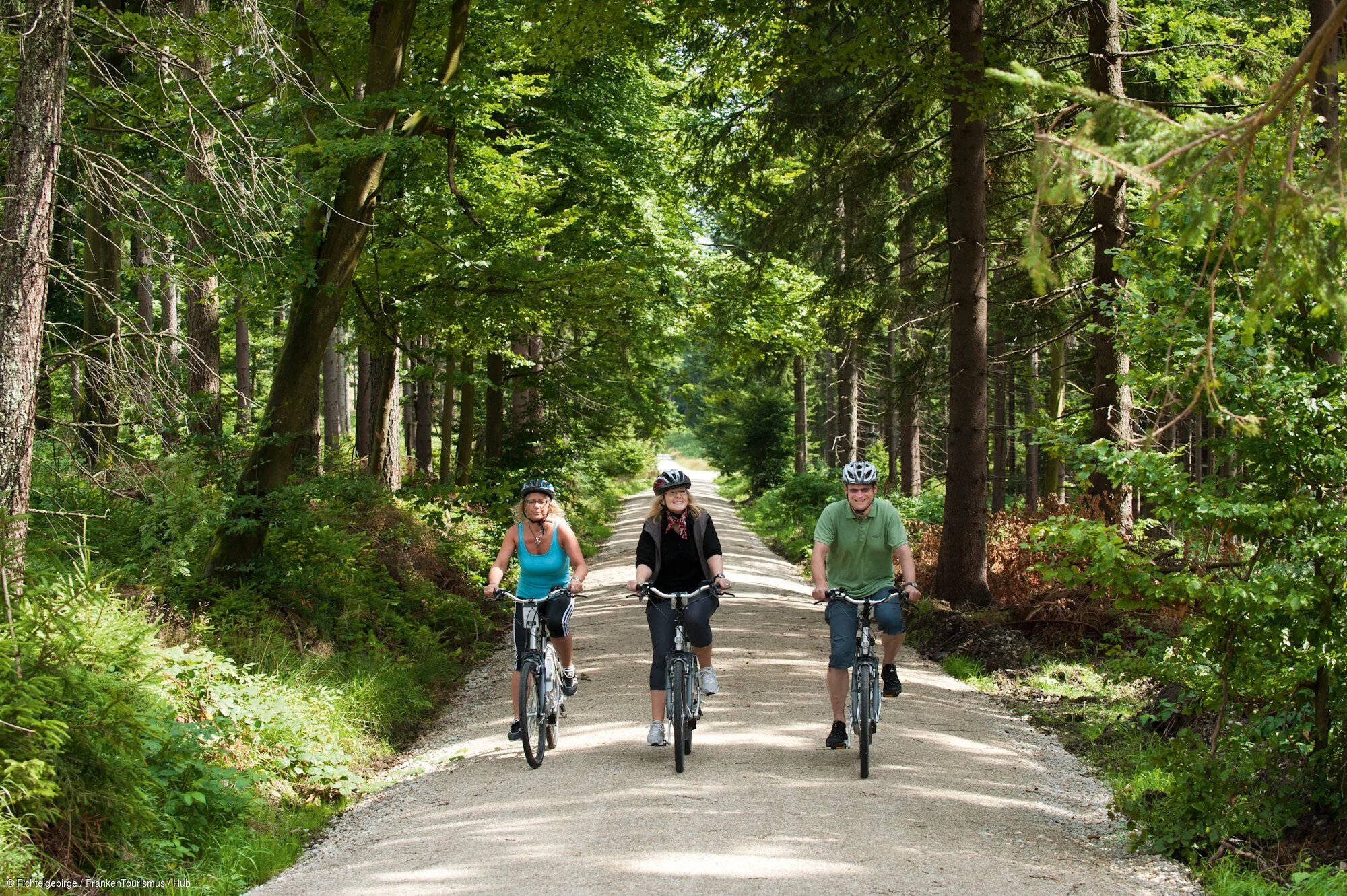 Radler mit E-Bikes auf dem Brückenradweg