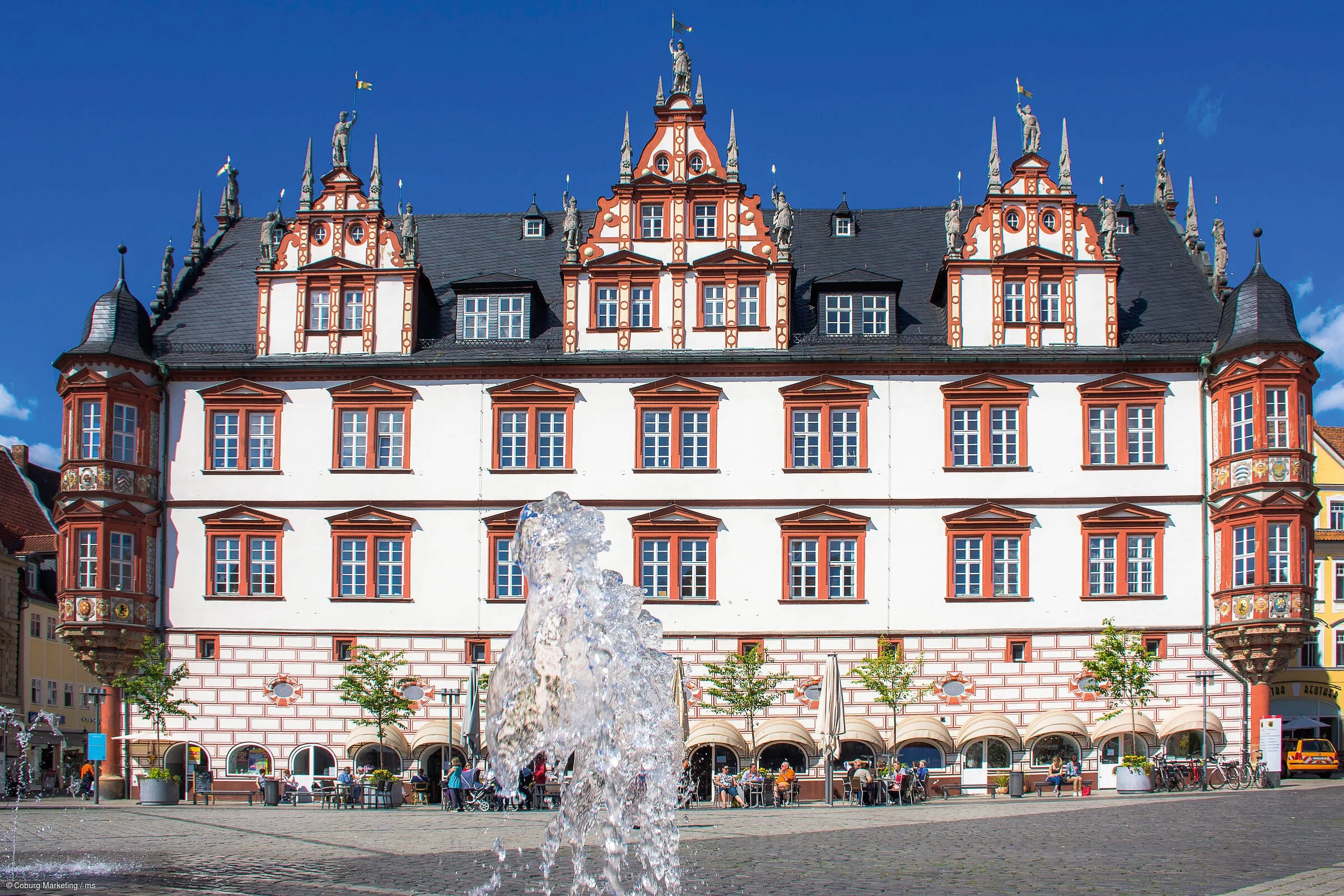 Stadthaus - Fontäne im Sommer