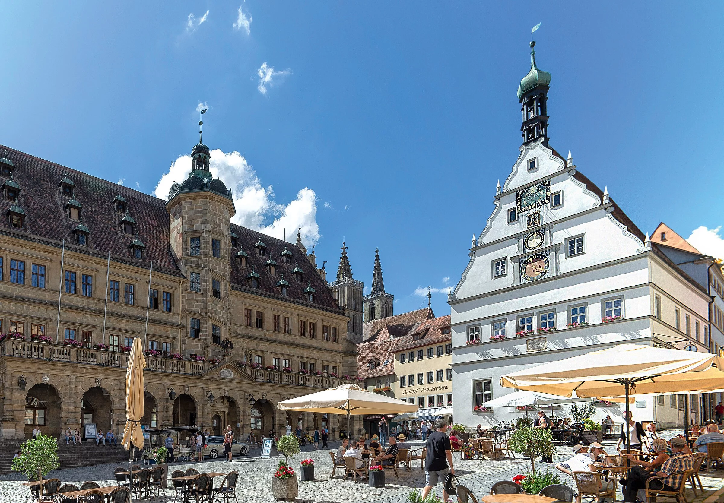 Prächtige, mittelalterliche Gebäude an einem Marktplatz, im Hintergrund sind Kirchtürme zu erkennen