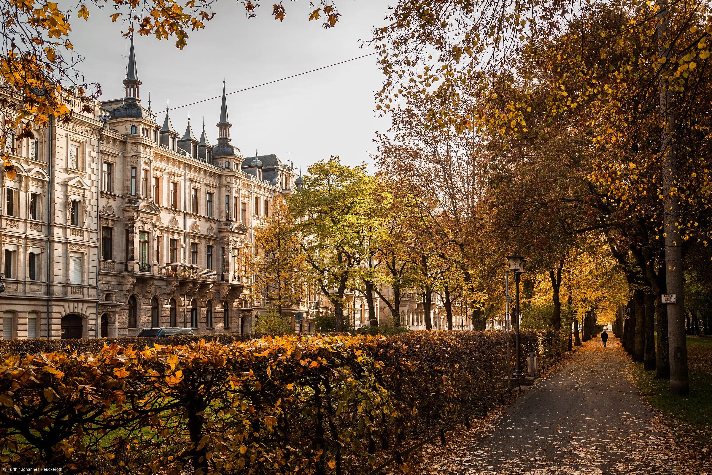 Eine herbstliche Promenade mit bürgerlichen Häusern