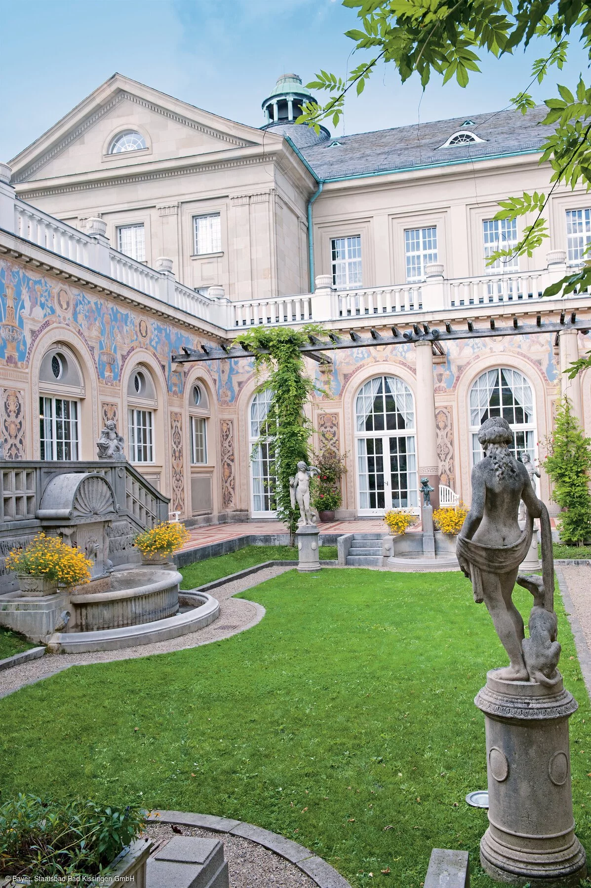 Der Schmuckhof mit Statuen aus der römischen und griechischen Mythologie