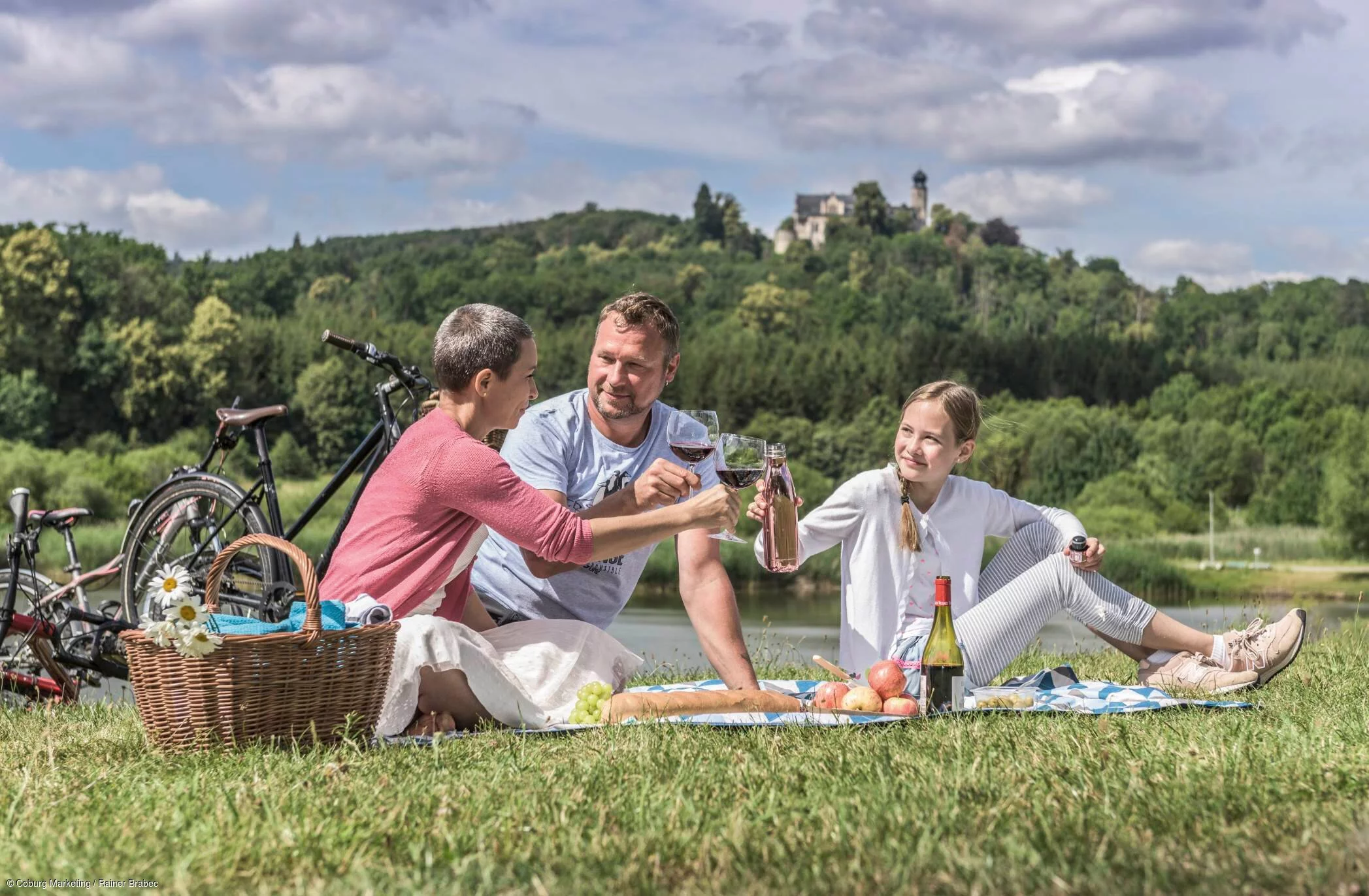 Picknick und Genuss mit Familie am Goldbergsee - im Hintergrund Schloss Callenberg