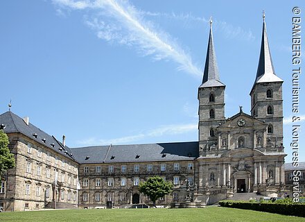 Eine Klosterkirche mit zwei Türmen und Anbauten