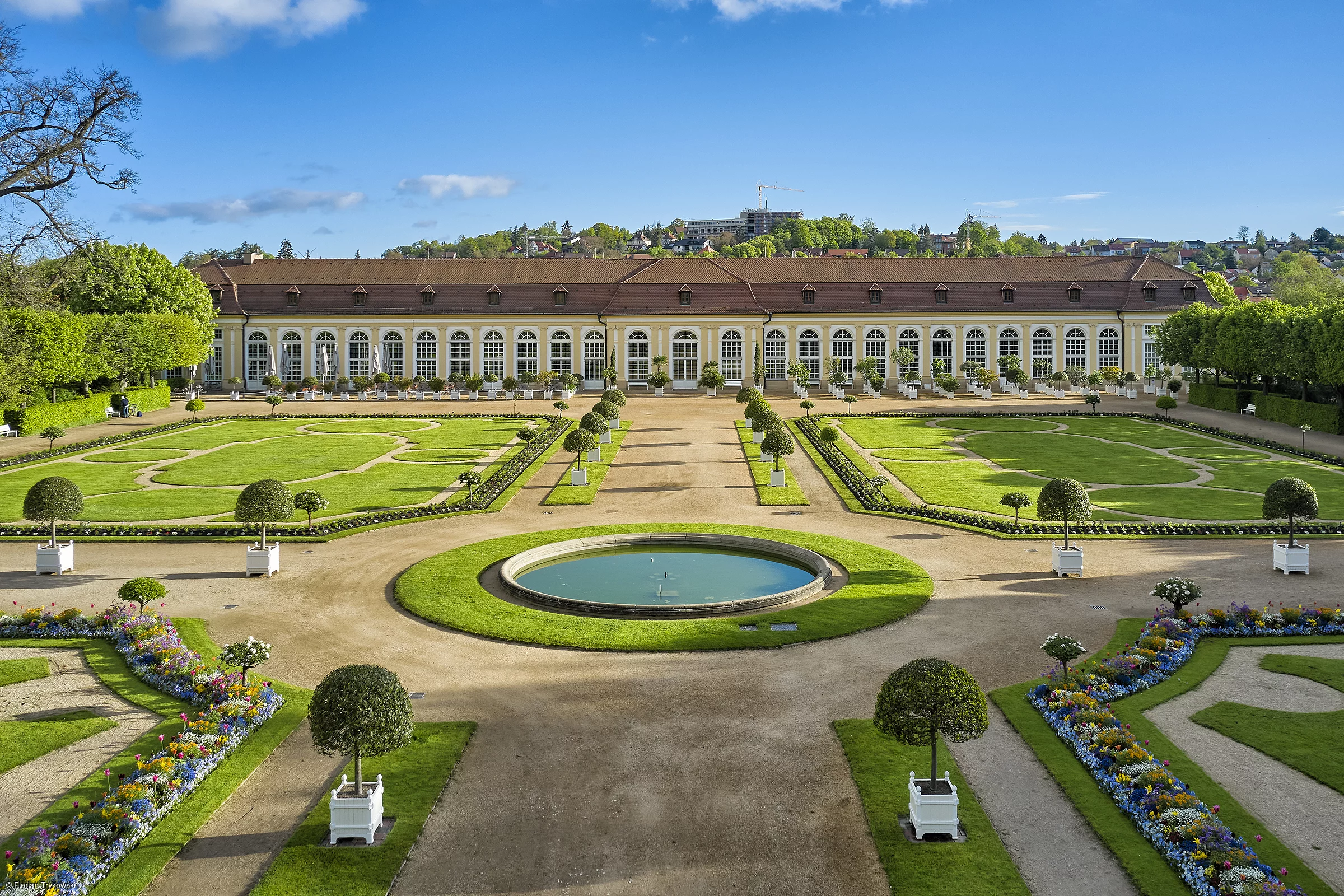 Ein Schloss, davor ein sommerlich grüner Garten