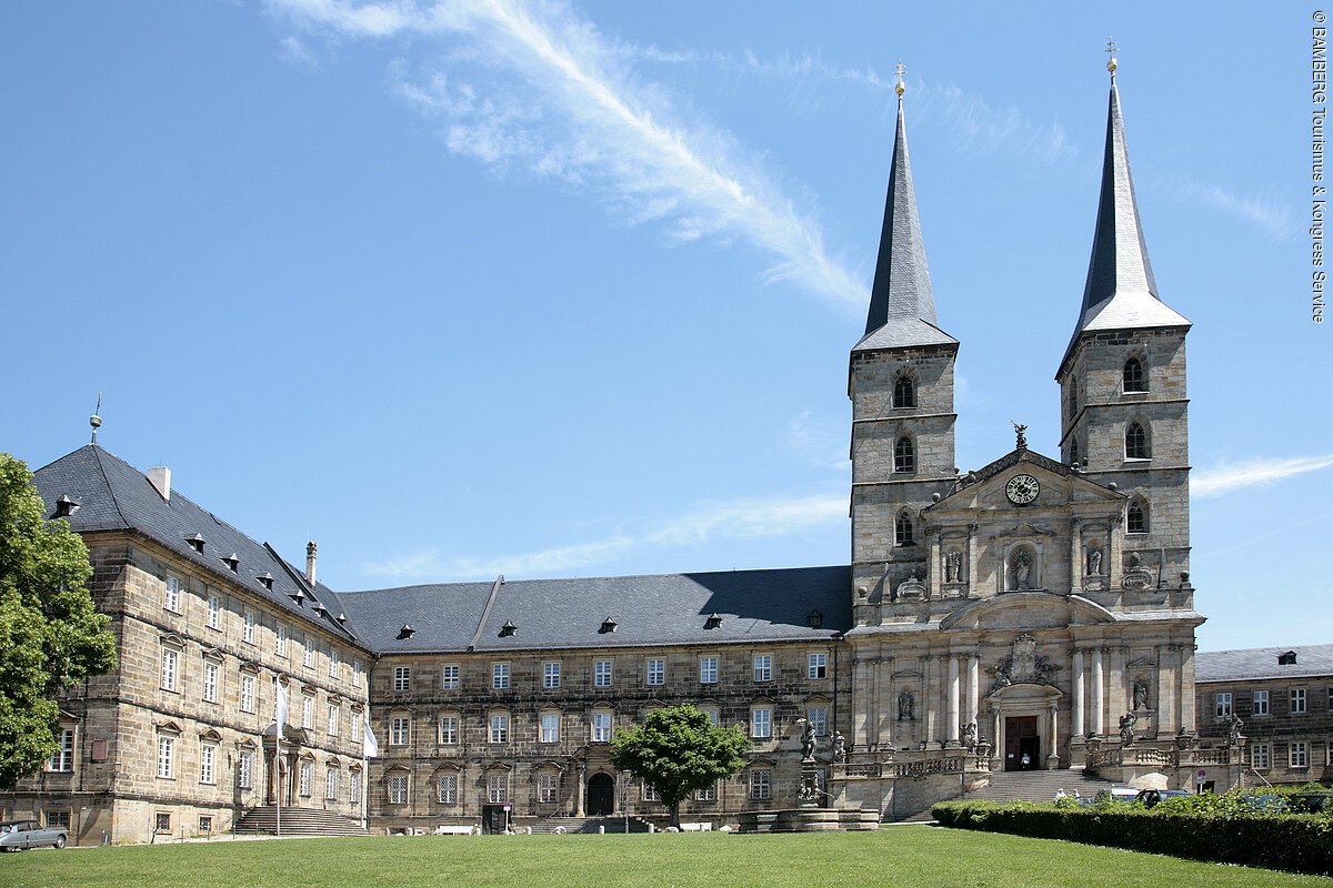 Eine Klosterkirche mit zwei Türmen und Anbauten