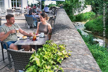 Europa, Deutschland, Bayern, Franken, Bad Staffelstein, Cafe Schaefer, Kaffee und Kuchen auf der Terrasse direkt am kleinen Bach Lauterbach