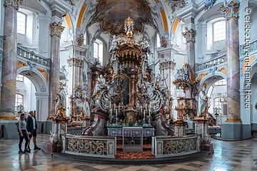 Basilika Vierzehnheiligen (Bad Staffelstein, Obermain.Jura) Europa, Deutschland, Bayern, Franken, Bad Staffelstein, Wallfahrtkirche Basilika Vierzehnheiligen, Hochaltar mitten im Kirchenschiff