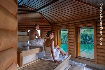 Europa, Deutschland, Bayern, Franken, Bad Staffelstein, Obermain Therme, einzigartiges Thermalbad mit diversen Innen- und Aussenbecken und einem Saunahuettendorf, das sich ueber den schoenen Garten erstreckt, Jaervi Sauna mit Blick auf den Naturbadesee, 90-95 Grad