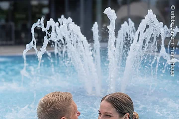Europa, Deutschland, Bayern, Franken, Bad Staffelstein, Obermain Therme, einzigartiges Thermalbad mit diversen Innen- und Aussenbecken und einem Saunahuettendorf, das sich ueber den schoenen Garten erstreckt, Aussenbecken
